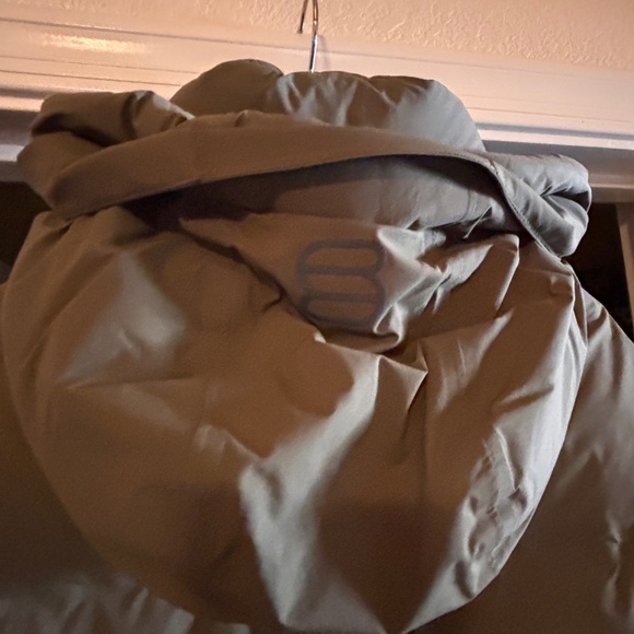 New without tags womens medium Aritzia Super Alps Puff 2 O waterproof down coat - Picture 7 of 14
